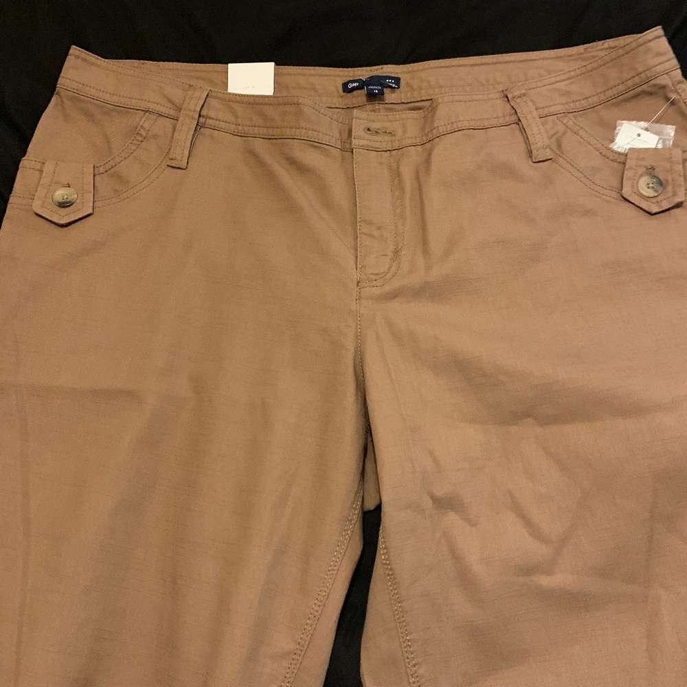 Work pants with back pockets and wooden buttons